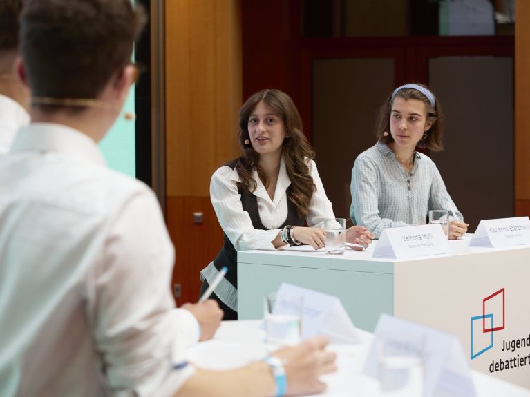 Dos jóvenes debaten