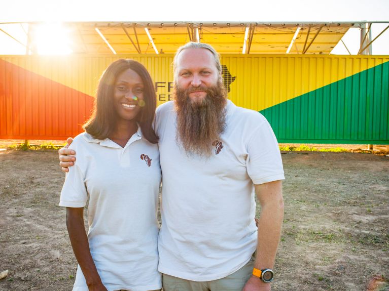 Torsten et Aida Schreiber devant un Solartainer