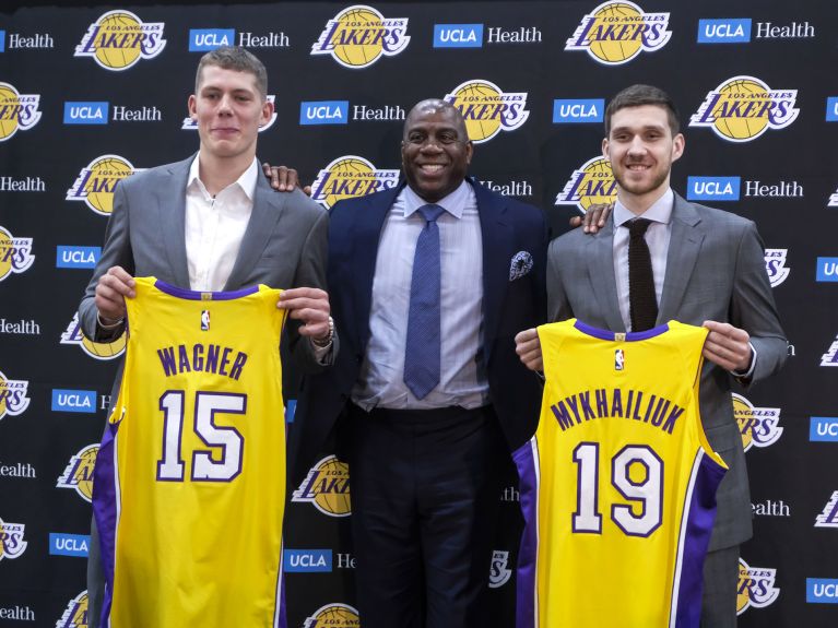 Moritz Wagner (left) alongside NBA legend “Magic Johnson”