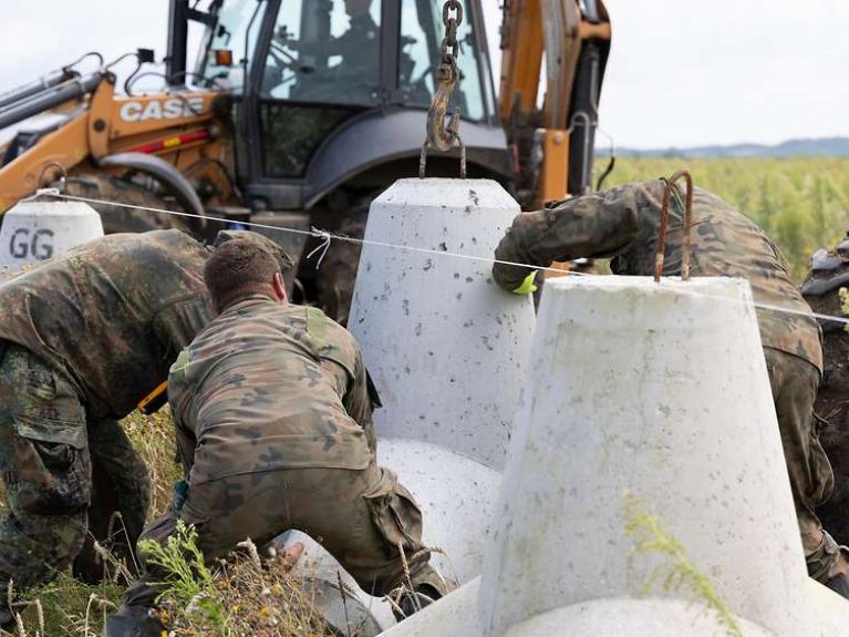 Deutsche und polnische Pioniere errichten gemeinsam Panzersperren.