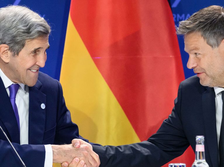 Handshake: John Kerry and Robert Habeck at the G7 meeting in Berlin