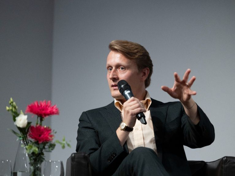 Benno Herz bringt Menschen für den Austausch über Demokratie zusammen.