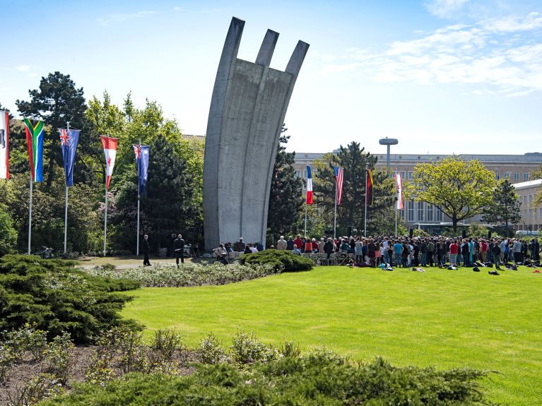 70 anos da Ponte Aérea de Berlim. Monumento em memória da Ponte Aérea, no aeroporto de Tempelhof. Dois equivalentes em Frankfurt e Celle. 