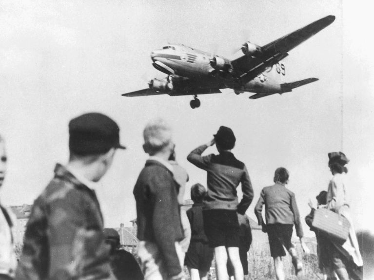70 Jahre Luftbrücke Berlin: Freudig erwartet „Rosinenbomber“ 1948 über Berlin.