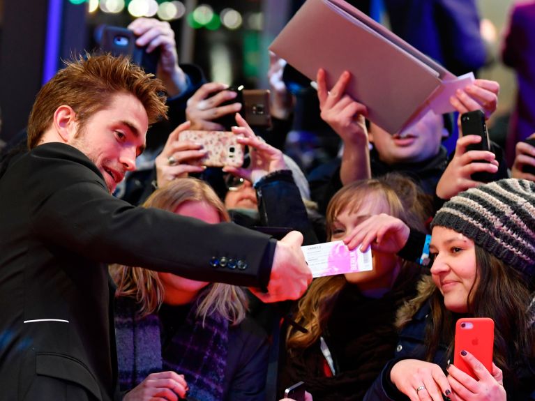 Berlinale 2018: Oyuncu Robert Pattinson hayranlarının akınına uğradı