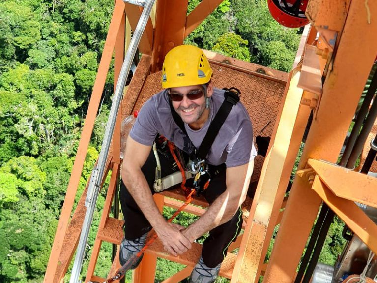 Carlos Alberto Quesada na torre de pesquisa