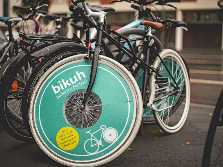 “bikuh”: advertising between the spokes makes kilometre money.