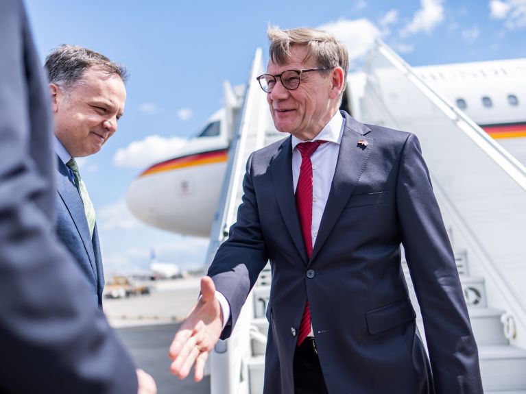 Foreign Minister Wadephul at Athens airport.