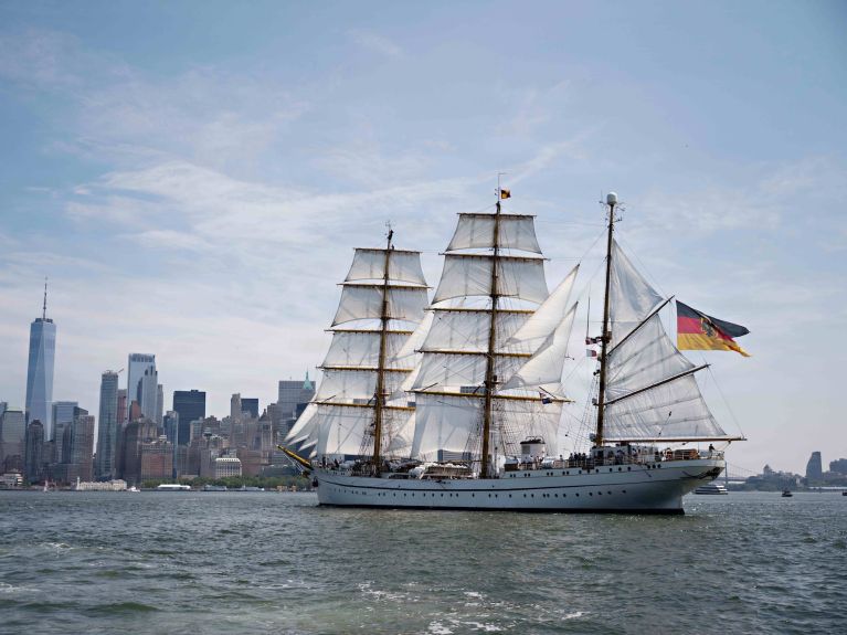 Das deutsche Segelschulschiff „Gorch Fock“ hat in Nordamerika die Regatta „Five Sister Trophy“ gewonnen.