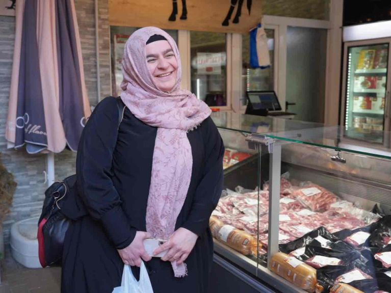 Feyza Bayraktar dans la boucherie turque Tuna
