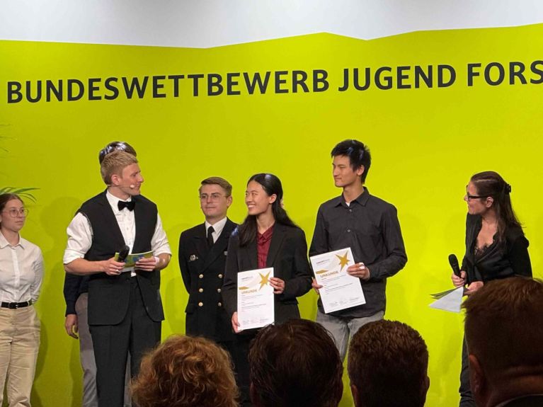 Stolze Gewinner: Die Geschwister bei der Preisverleihung Stolze Gewinner: Die Geschwister bei der Preisverleihung