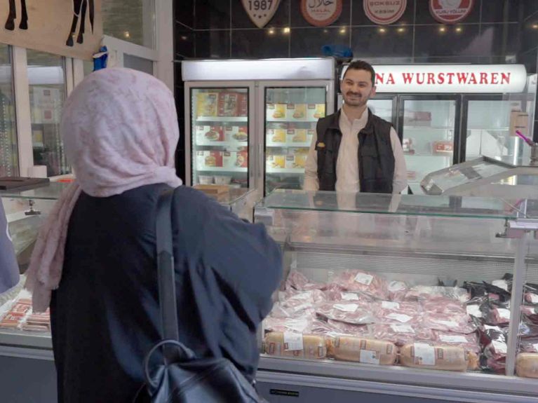 Almanya’daki birçok süpermarket helal gıda sunuyor