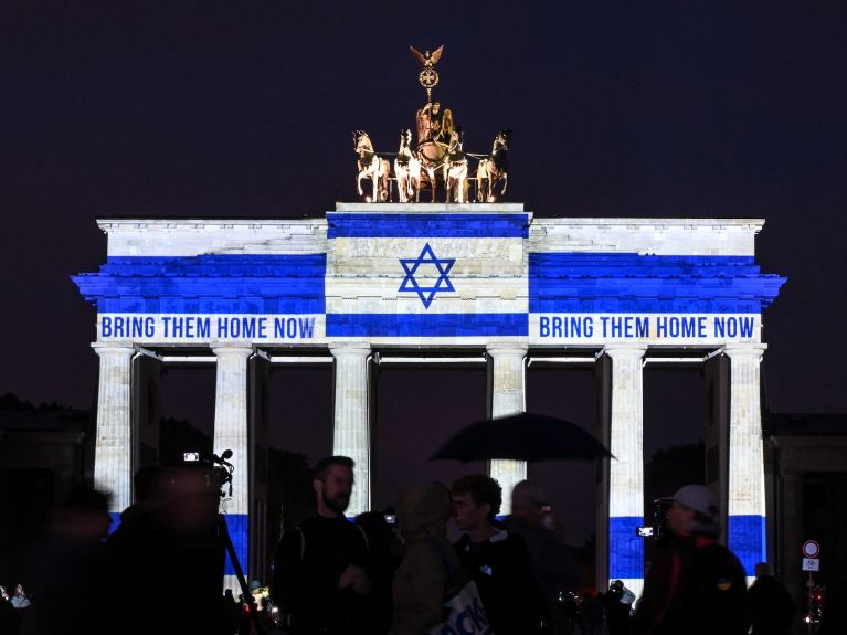 Das Brandenburger Tor in Berlin in den Farben der israelischen Flagge am 7. Oktober 2025 (Archivbild)