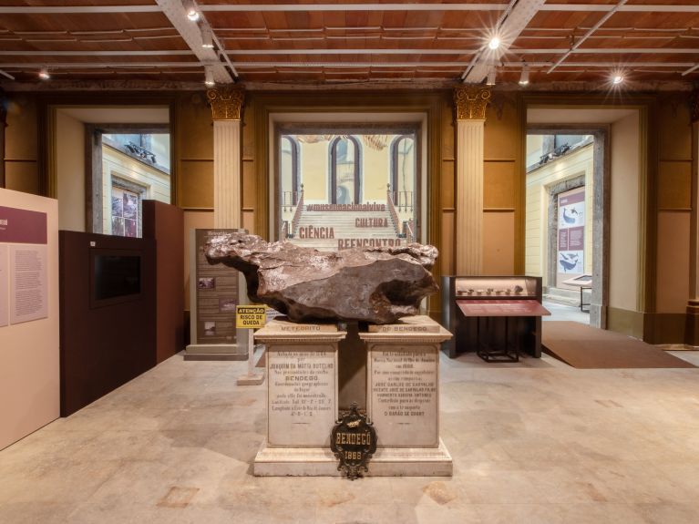 El meteorito Bendegó en la entrada del museo