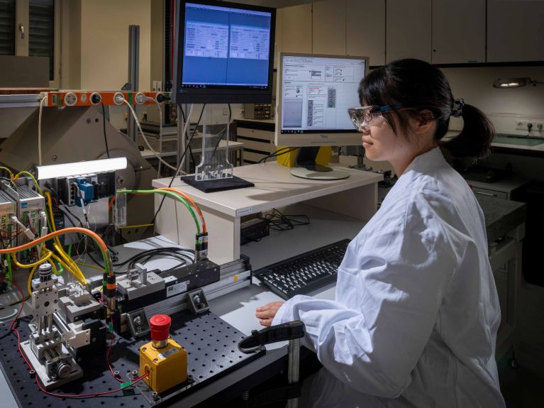 徐静远在实验室 