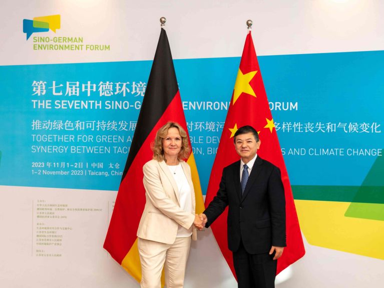 Bundesumweltministerin Steffi Lemke beim bilateralen Gespräch mit dem chinesischen Umweltminister Huang Runqiu.