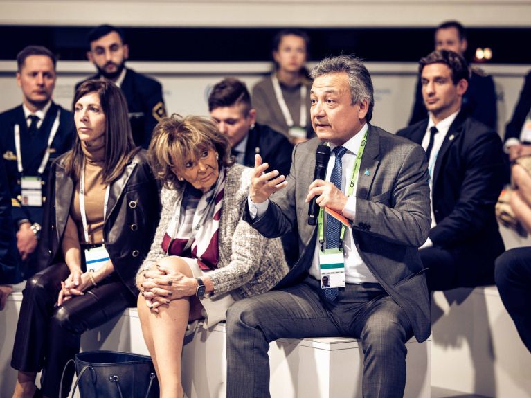 Lors des rencontres Town Hall, des personnes du monde politique et des experts dialoguent avec le public.