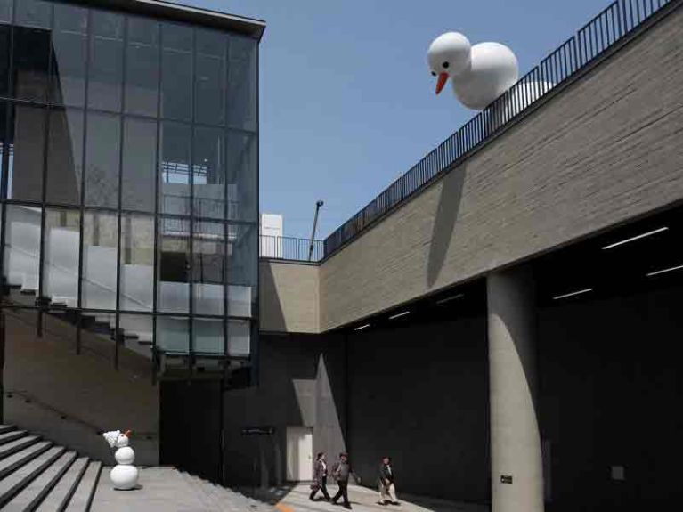 The “Snowwomen” sculpture, which is divided into two parts, links the different levels of a hospital in Seoul, Korea and addresses the emotional atmosphere. The “Snowwomen” sculpture, which is divided into two parts, links the different levels of a hospital in Seoul, Korea and addresses the emotional atmosphere.