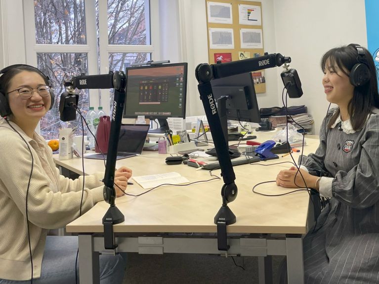 Zwei junge Frauen in einem Radio-Studio