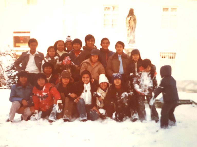 Der erste Schnee: der geflüchtete Tôn-Vinh Trịnh-Đỗ mit anderen Kindern aus Vietnam im Klosterinstitut St. Dominikus in Speyer