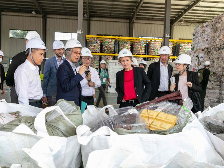 Steffi Lemke beim Besuch der Sortieranlage in Suzhou. In dem Werk werden unter anderem Papier und Kunststoffe recycelt.