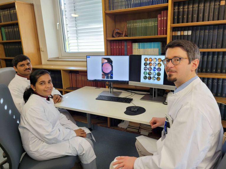 Dr. Maximilian Wintergerst (right) gives a training course in India. Dr. Maximilian Wintergerst (right) gives a training course in India.