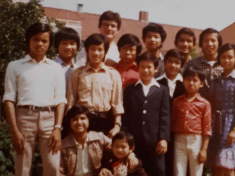 Tôn-Vinh Trịnh-Đỗ mit einer Kindergruppe geflüchteter Vietnamesen beim Deutschkurs in Speyer