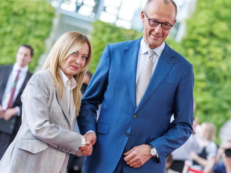 Le chancelier allemand Merz reçoit la Première ministre italienne Meloni, à Berlin, pour le sommet européen du groupe E5.
