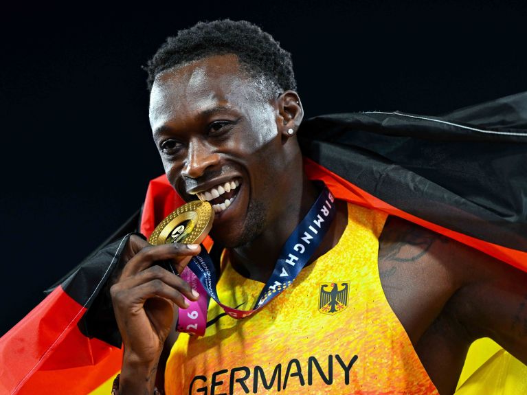 Owen Ansah freut sich bei der Leichtathletik-EM in Birmingham über Gold im 200-Meter-Sprint.  