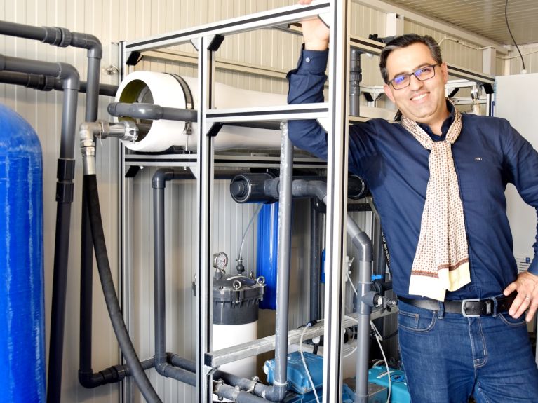 Hamed Beheshti, Mitbegründer von Boreal Light, vor einer Entsalzungsanlage. 