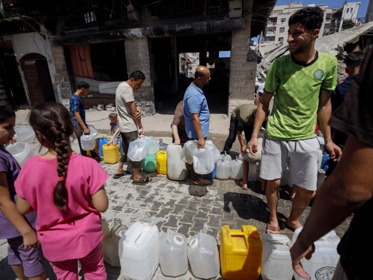 Die Menschen im Gazastreifen leiden weiterhin unter akutem Mangel an sauberem Trinkwasser. 