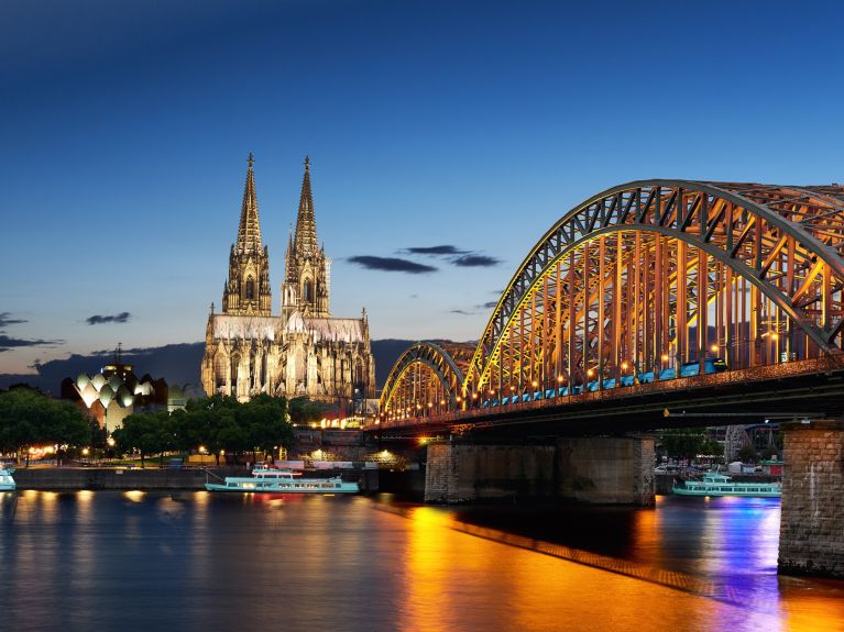 Por la noche, la catedral de Colonia brilla con luz propia. Por la noche, la catedral de Colonia brilla con luz propia.