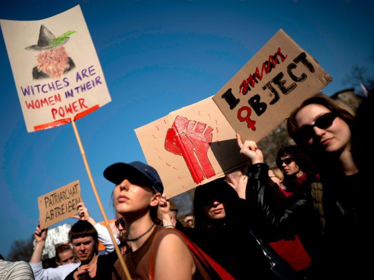 Laut und sichtbar: Demonstrantinnen fordern zum Internationalen Frauentag Gleichberechtigung und Selbstbestimmung.