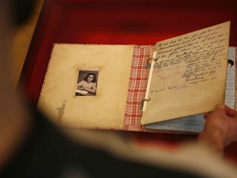 O diário de Anne Frank. A fotografia mostra uma réplica. O diário de Anne Frank. A fotografia mostra uma réplica.