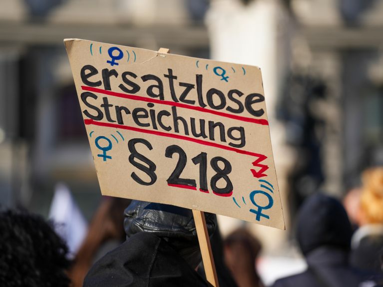 Paragraf 218 im Fokus: Demos am Internationalen Frauentag machen das Abtreibungsrecht zum Thema.