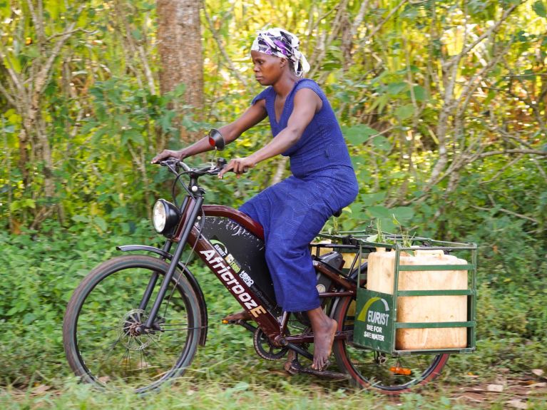 Les vélos électriques « Africrooze » contribuent à une mobilité durable. Les vélos électriques « Africrooze » contribuent à une mobilité durable.