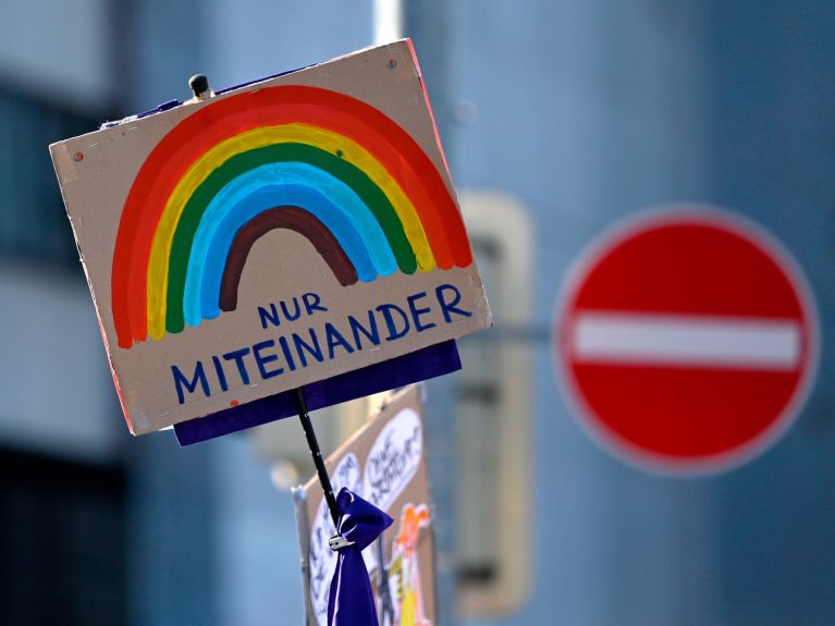 „Nur miteinander“: Ein Regenbogen-Plakat setzt ein klares Zeichen bei einer Demo zum Frauentag.