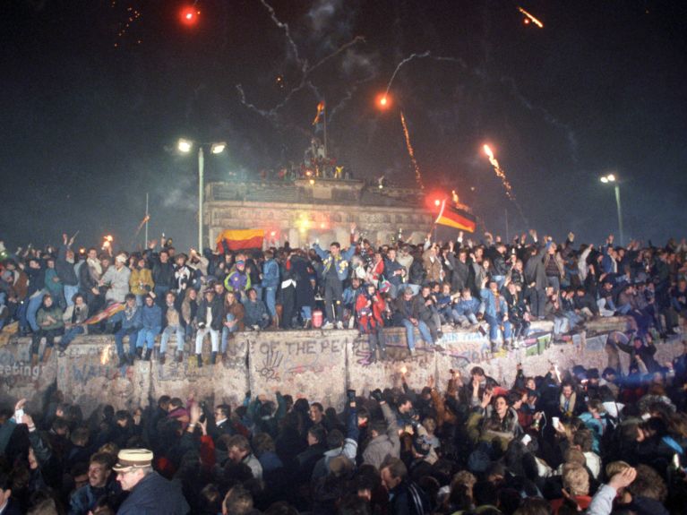 Hunderttausende Menschen aus Ost und West feierten am 31.12.1989 zum ersten Mal seit dem Bau der Berliner Mauer ausgelassen ein gesamtdeutsches Silvester am Brandenburger Tor. Hunderttausende Menschen aus Ost und West feierten am 31.12.1989 zum ersten Mal seit dem Bau der Berliner Mauer ausgelassen ein gesamtdeutsches Silvester am Brandenburger Tor.