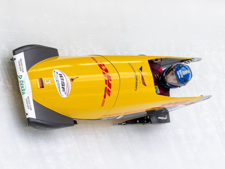 Бобслеистка Лаура Нольте едет на бобе по ледяному желобу в составе немецкой национальной сборной.