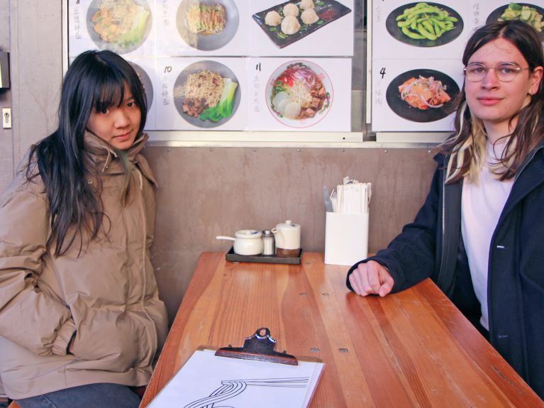 餐厅食客贾米尔（右）以及他的中国女朋友曲燕妮（音）