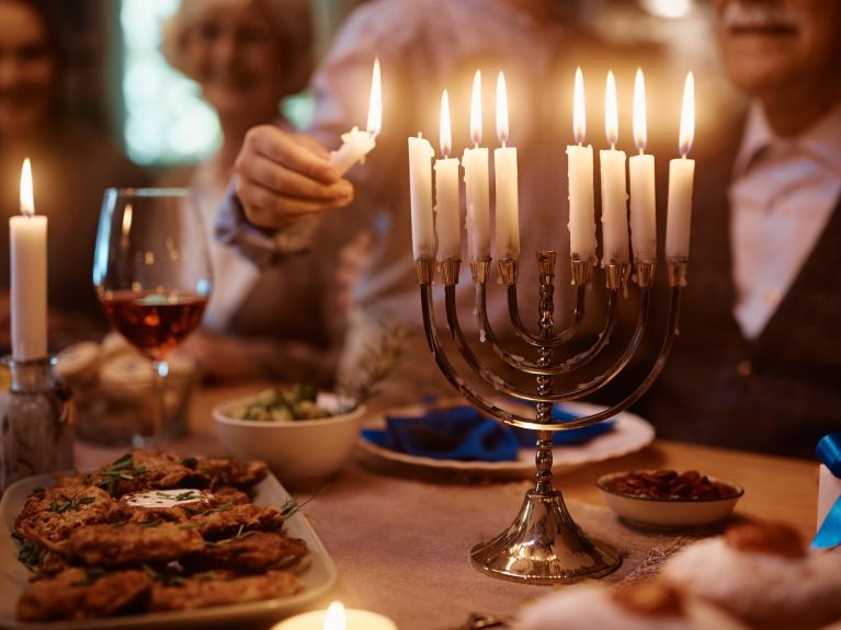 Lighting the candles: it is a special moment when the eighth candle is lit in the evening. 