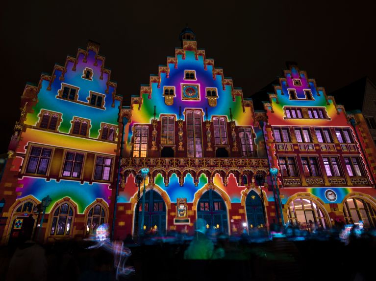 Bunt illuminiert ist der Römerberg in Frankfurt am Main