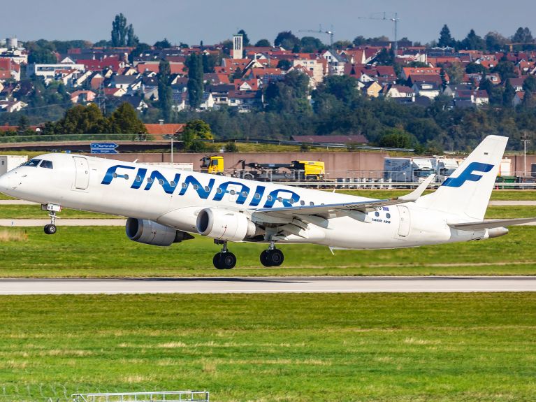 Um jato da fabricante brasileira de aeronaves Embraer aterrissa em Stuttgart. Justamente aviões deverão ser beneficiados pelo projeto. 