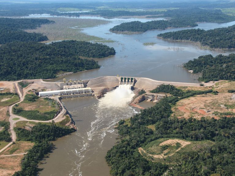 Brasilien, das Land der erneuerbaren Energie: Wasserkraftwerk am Juruena-Nationalpark.