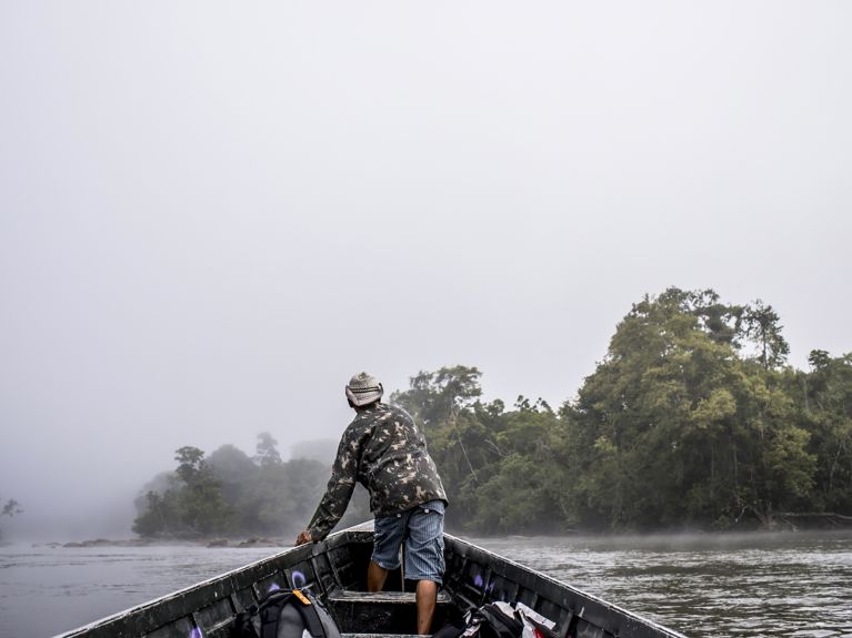 Na Amazônia, geralmente há apenas dois meios de transporte: barco ou avião.