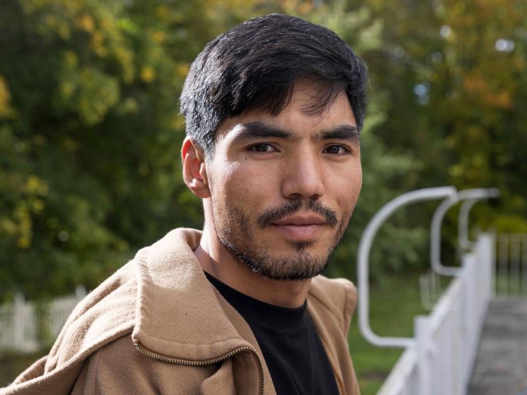 Arif aus Afghanistan will einen Job als Programmierer finden. 