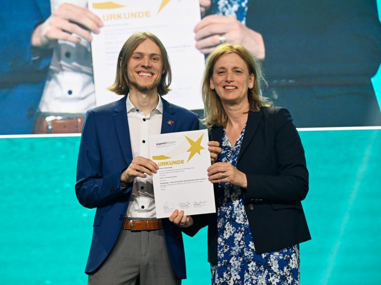 Bundesbildungsministerin Karin Prien und Preisträger Julian Scharnowski