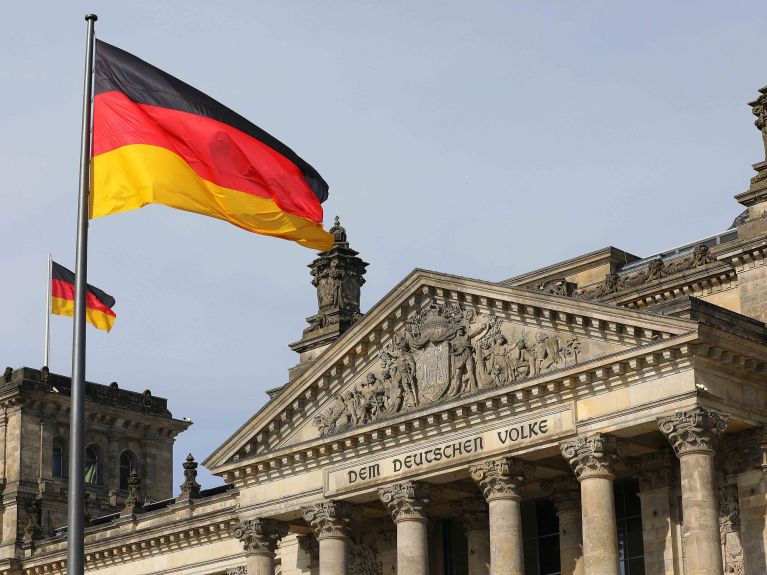 Los colores nacionales de Alemania ondean frente al Bundestag, el parlamento alemán. Los colores nacionales de Alemania ondean frente al Bundestag, el parlamento alemán.