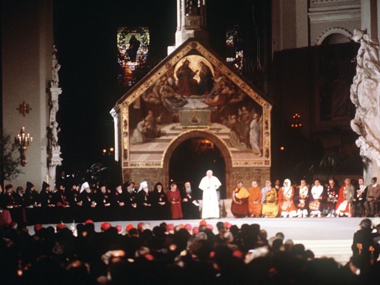 Le pape Jean-Paul II avait invité à Assise en 1986 près de 80 représentants de religions non chrétiennes et autant de représentants de communautés religieuses chrétiennes.