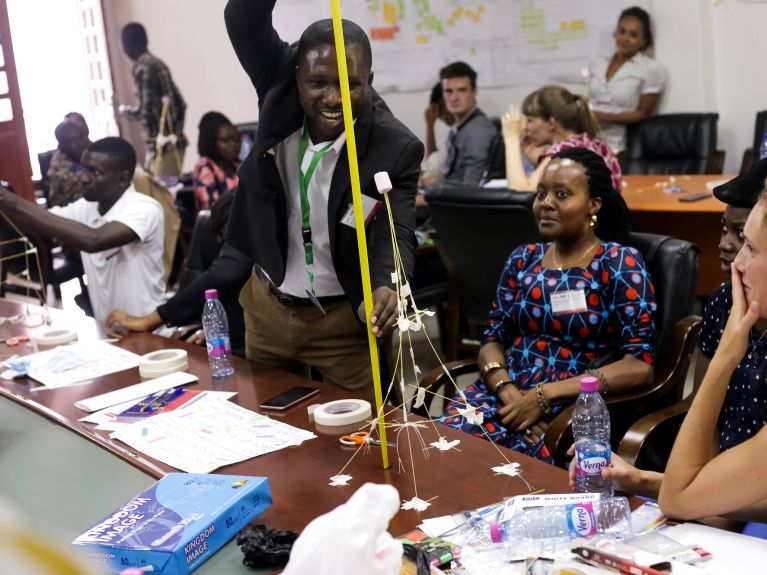 Spaß beim Spaghetti-Game während der Summer School 2018 in Ghana